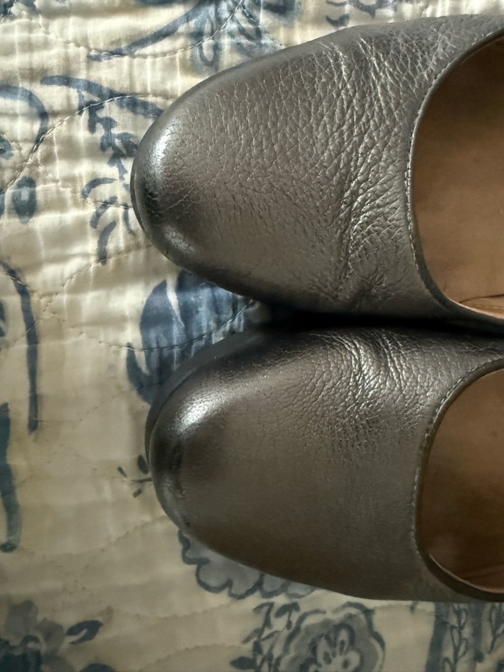 Clarks Women's Metallic Gray/Pewter Slip-On Ballet Flats size 8